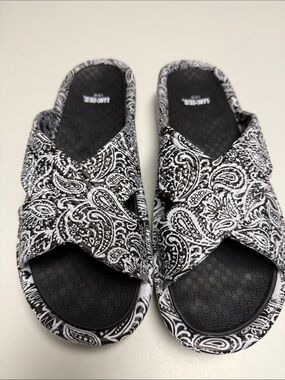 Like New Ladies LUKEES Sz 9-10 Black & White Paisley Slide Sandals